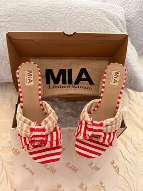 8.5 MIA Limited Edition Red & Cream Striped Slide Sandals 8 1/2